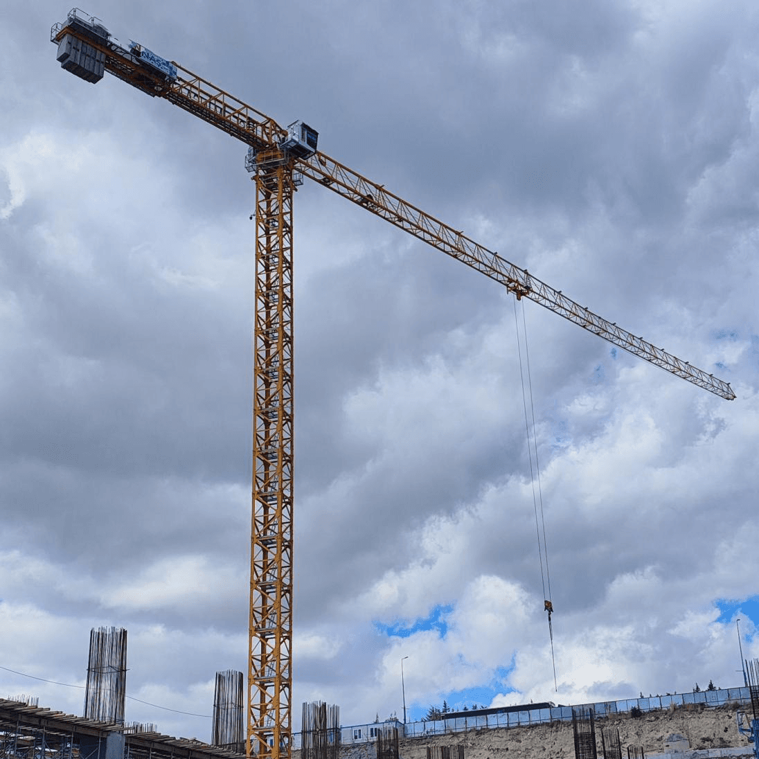 رافعة برجية مستعملة بدون رأس، سعة رفع 10 أطنان، طراز 6515-10، من شركة زومليون، مزودة بذراع بطول 65 مترًا.