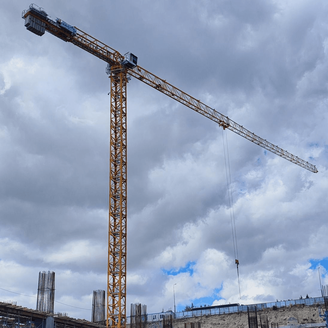 رافعة برجية مستعملة بدون رأس، سعة رفع 10 أطنان، طراز 6515-10، من شركة زومليون، مزودة بذراع بطول 65 مترًا.